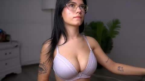 Snapshot of hotmollyx chatting on November 6, 2025, 4:35 am Molly online show from November 6, 2025, 4:35 am