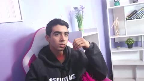 hottiie_guy online show from October 22, 2025, 6:40 pm