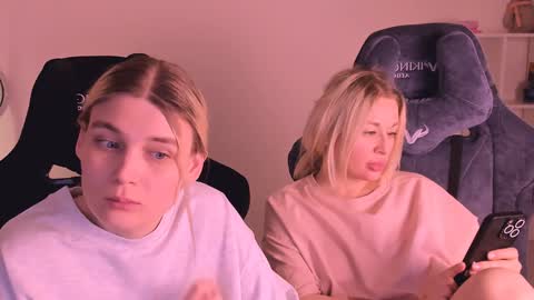 Snapshot of hottyblonds chatting on January 6, 2025, 5:08 am Nessie and Jessie online show from January 6, 2025, 5:08 am