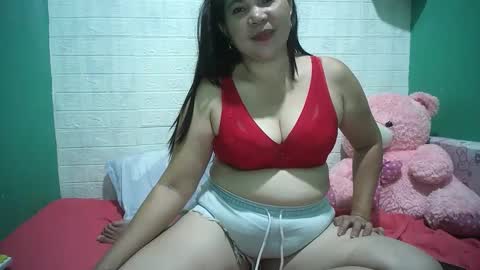 Snapshot of hotwetmommaxxx chatting on December 4, 2024, 7:39 am hotwetmommaxxx online show from December 4, 2024, 7:39 am