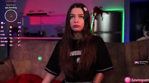 Snapshot of howtomeow chatting on November 15, 2025, 4:36 pm Mia online show from November 15, 2025, 4:36 pm