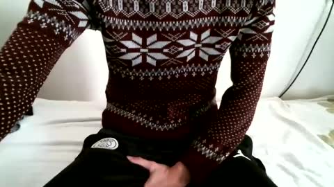 Snapshot of hug_me chatting on January 19, 2025, 12:50 pm Keanu online show from January 19, 2025, 12:50 pm