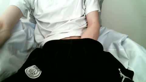 Snapshot of hug_me chatting on September 10, 2025, 11:43 am Keanu online show from September 10, 2025, 11:43 am