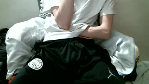 Snapshot of hug_me chatting on September 10, 2025, 11:49 pm Keanu online show from September 10, 2025, 11:49 pm