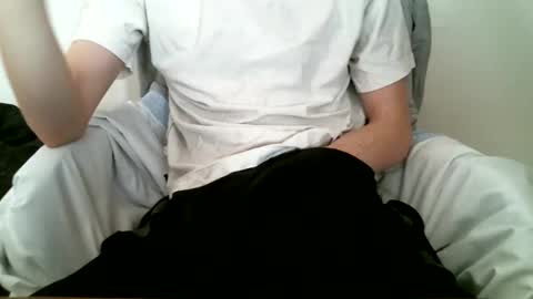 Snapshot of hug_me chatting on October 6, 2025, 12:35 pm Keanu online show from October 6, 2025, 12:35 pm