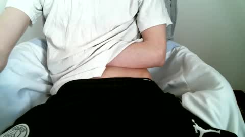 Snapshot of hug_me chatting on October 26, 2025, 12:33 pm Keanu online show from October 26, 2025, 12:33 pm