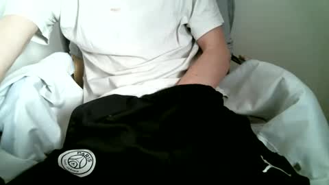 Snapshot of hug_me chatting on October 27, 2025, 10:41 am Keanu online show from October 27, 2025, 10:41 am