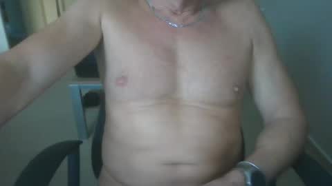 Snapshot of hundeleine chatting on November 5, 2025, 3:01 pm hundeleine online show from November 5, 2025, 3:01 pm