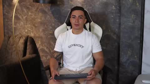 hunk_ryan online show from November 11, 2025, 8:14 am