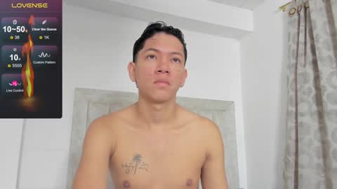 Snapshot of iamjulian_ chatting on December 15, 2024, 11:01 am Juliiiiian online show from December 15, 2024, 11:01 am