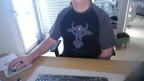 Snapshot of iandy12 chatting on October 8, 2025, 6:11 am iandy12 online show from October 8, 2025, 6:11 am