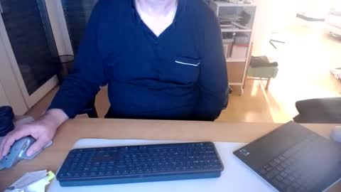 Snapshot of iandy12 chatting on November 3, 2025, 10:32 pm iandy12 online show from November 3, 2025, 10:32 pm