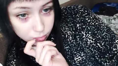 iiiiiiis online show from December 4, 2025, 2:43 am