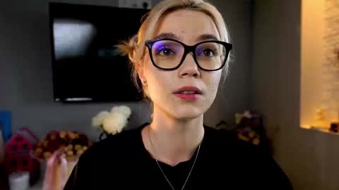 ileanacampbel online show from March 4, 2025, 5:42 am