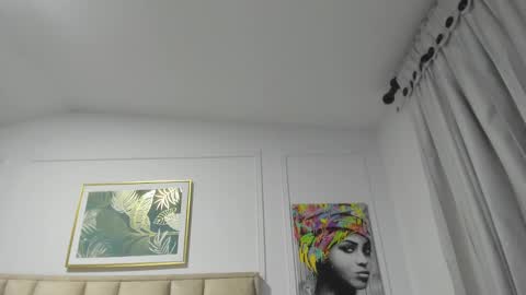 Snapshot of iliy_ chatting on December 31, 2024, 5:44 am ILY   online show from December 31, 2024, 5:44 am