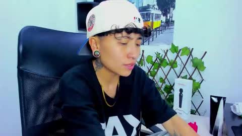 Snapshot of im_mathias chatting on November 9, 2025, 4:05 pm mathias online show from November 9, 2025, 4:05 pm