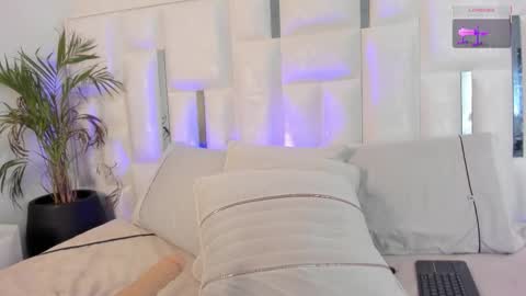 Snapshot of im_nika_ chatting on November 21, 2025, 1:43 pm Nika online show from November 21, 2025, 1:43 pm