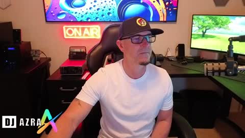 Snapshot of imdjazra chatting on December 19, 2024, 2:13 pm DJ Azra online show from December 19, 2024, 2:13 pm