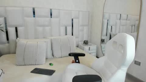 Snapshot of imkrystall chatting on November 11, 2025, 8:31 pm Krystall online show from November 11, 2025, 8:31 pm