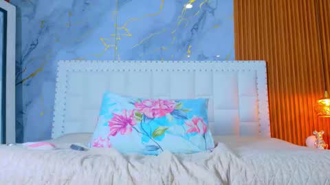 LITTLE AINHOA  online show from October 4, 2025, 7:34 pm