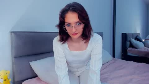 Kira online show from October 30, 2025, 4:25 am