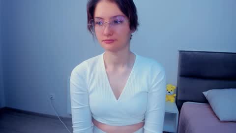 Kira online show from November 11, 2025, 4:12 am