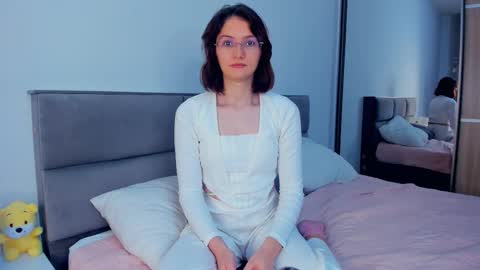 Kira online show from November 12, 2025, 4:24 am