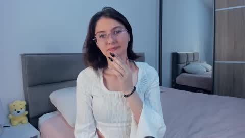 Kira online show from November 17, 2025, 4:18 am