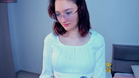 Kira online show from November 22, 2025, 4:11 am