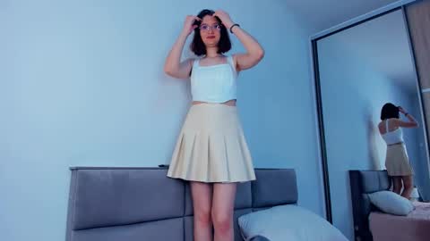 Kira online show from November 25, 2025, 4:12 am