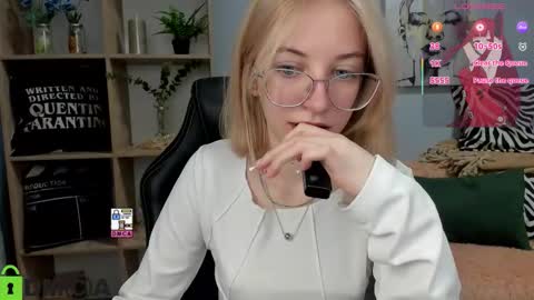 Mia online show from October 15, 2025, 2:39 pm