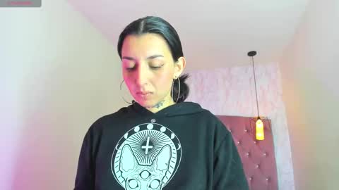 iris_77 online show from November 6, 2025, 7:04 pm