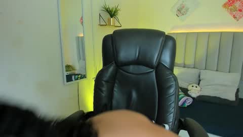 Snapshot of iriss_5 chatting on October 29, 2025, 3:42 am Iris online show from October 29, 2025, 3:42 am