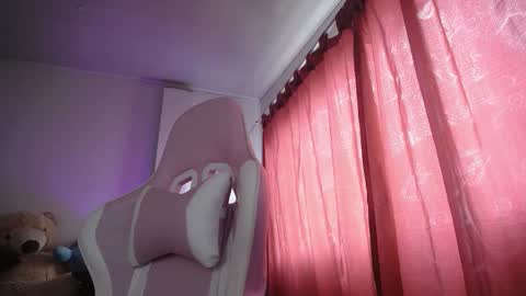 Isabella  online show from November 19, 2025, 3:23 pm