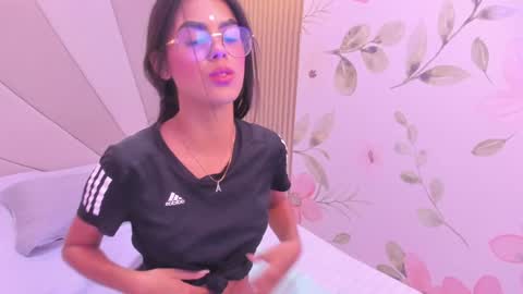Snapshot of isa_little4u chatting on January 6, 2025, 9:22 pm online show from January 6, 2025, 9:22 pm