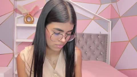 Snapshot of isa_little4u chatting on February 11, 2025, 10:39 pm online show from February 11, 2025, 10:39 pm