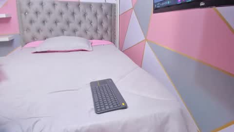 Snapshot of isa_little4u chatting on February 19, 2025, 2:44 am online show from February 19, 2025, 2:44 am
