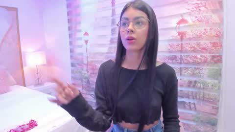 Snapshot of isa_little4u chatting on September 22, 2025, 11:01 am online show from September 22, 2025, 11:01 am