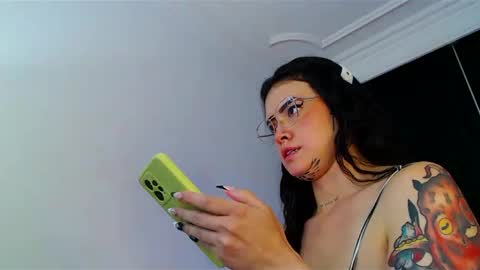 Snapshot of isa_maiden_ chatting on February 6, 2025, 2:33 am online show from February 6, 2025, 2:33 am