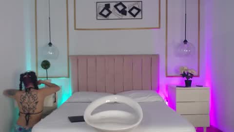 Isa Online 11pm to 5am Colombia time online show from November 30, 2025, 4:05 am