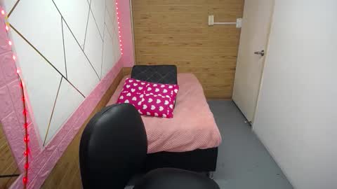 Snapshot of isabella_roseee chatting on October 15, 2025, 8:42 pm isabella_roseee online show from October 15, 2025, 8:42 pm