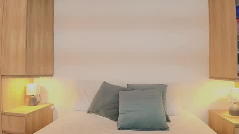 Isabella  online show from September 15, 2025, 1:55 pm