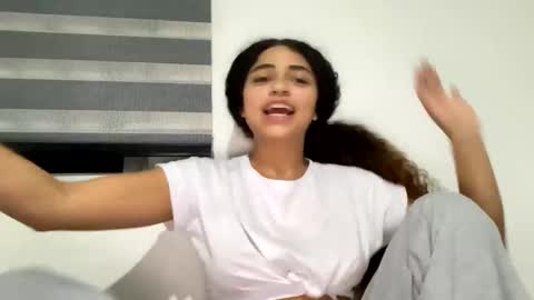 Snapshot of isabellakoffs chatting on December 17, 2024, 3:06 am Isabella.. back again online show from December 17, 2024, 3:06 am