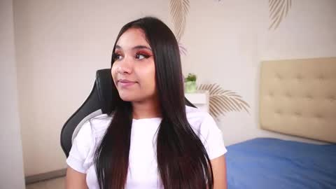 Snapshot of isabelle_lane chatting on November 24, 2025, 12:38 pm online show from November 24, 2025, 12:38 pm