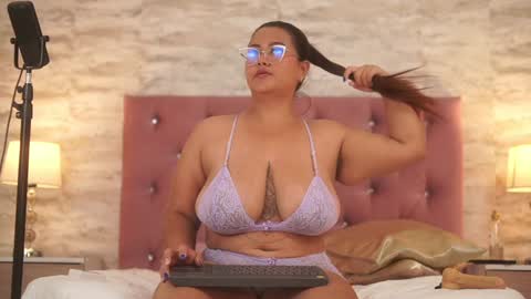 Snapshot of isabellmendez_ chatting on January 7, 2025, 11:24 pm IsabellMendez online show from January 7, 2025, 11:24 pm