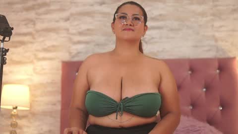 Snapshot of isabellmendez_ chatting on January 15, 2025, 7:23 pm IsabellMendez online show from January 15, 2025, 7:23 pm