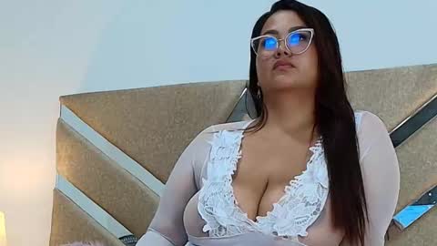 Snapshot of isabellmendez_ chatting on March 5, 2025, 10:21 pm IsabellMendez online show from March 5, 2025, 10:21 pm