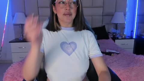 Snapshot of isis_loveyes_ chatting on December 17, 2024, 9:16 pm Pauli online show from December 17, 2024, 9:16 pm