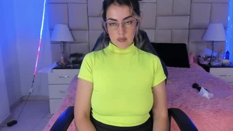 Snapshot of isis_loveyes_ chatting on December 24, 2024, 12:00 am Pauli online show from December 24, 2024, 12:00 am