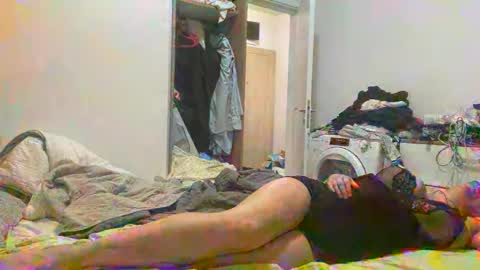 Snapshot of iskrenv chatting on November 17, 2025, 8:47 pm iskrenv online show from November 17, 2025, 8:47 pm